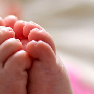 Torino bimbo cade dal balcone