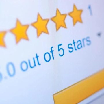 Amazon denuncia le recensioni false ma noi continuiamo a fidarci troppo