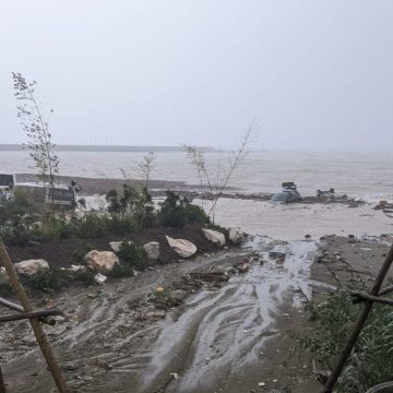 Ischia, maltempo causa una frana e diversi problemi: 4 dispersi ed auto trascinate in mare