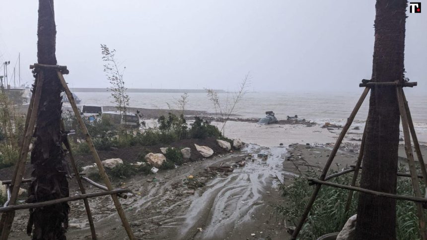 Ischia, maltempo Ischia, maltempo causa una frana e diversi problemi: 4 dispersi ed auto trascinate in mare