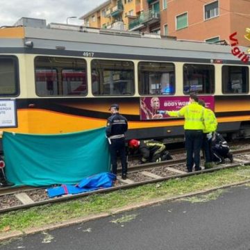 Milano, ragazzo investito in bicicletta