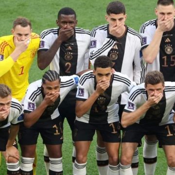 Germania, mano sulla bocca