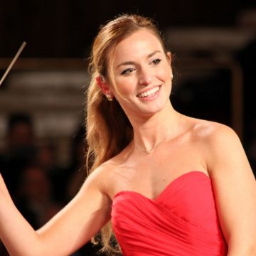 Beatrice Venezi: “Valorizziamo i giovani musicisti. Stop ai fondi ministeriali a pioggia di Franceschini”