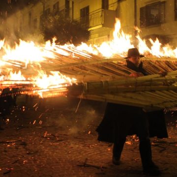 ‘Ndocciata, in Molise il rito del fuoco più grande del mondo. Foto