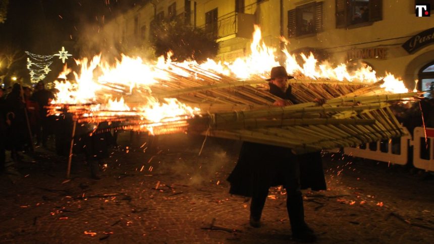 ‘Ndocciata, in Molise il rito del fuoco più grande del mondo. Foto