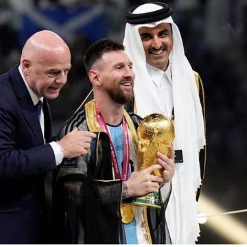 Messi e il mantello nero