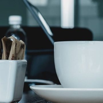 Bustina di zucchero al bar vietata dall’Ue: via anche la bottiglina di shampoo dall’hotel