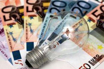 Bolletta luce, -19,5% in prossimi tre mesi. Ma +67% in un anno