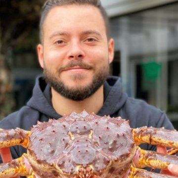 Chi è Omar Leccesi: chef TikTok tra aragoste e granchi “preistorici”