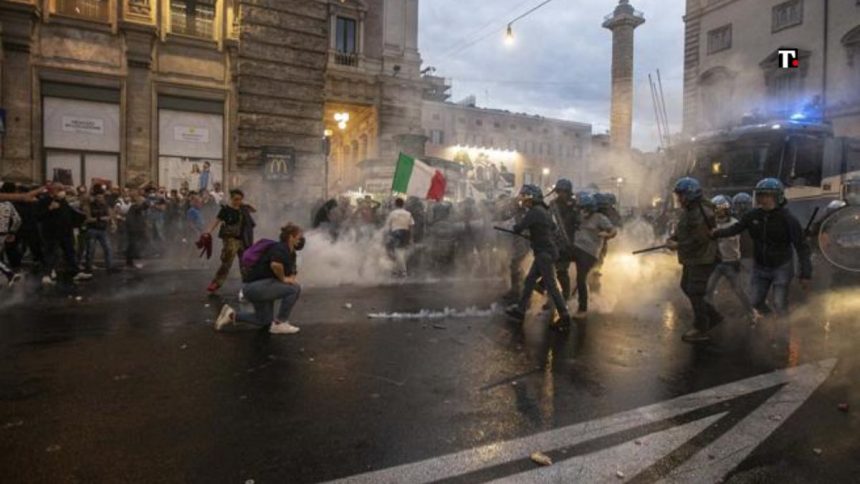 Roma, guerriglia anarchica a Trastevere: poliziotto ferito