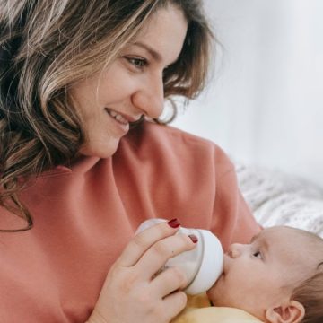 Violenza ostetrica, Mamma di Merda: “C’è una narrazione tossica, il parto non deve essere sacrificio”