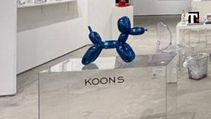 Balloon Dog Jeff Koons distrutto