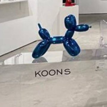 Balloon Dog Jeff Koons distrutto