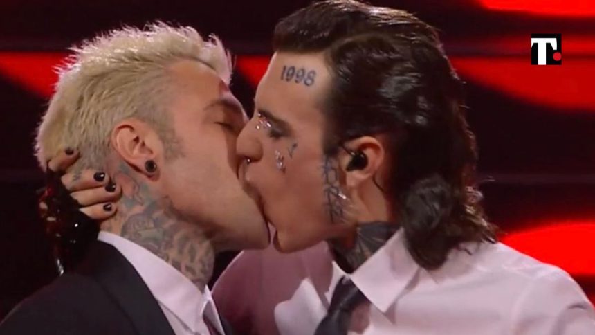 Bacio Fedez Rosa Chemical