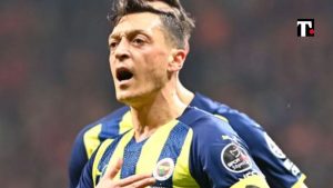 Mesut Ozil annuncia ritiro