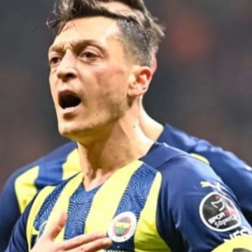 Mesut Ozil annuncia ritiro