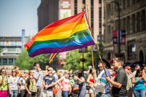 Pride Milano mani legate davanti alla tutela delle persone LGBTQ+