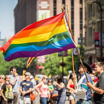 Pride Milano mani legate davanti alla tutela delle persone LGBTQ+