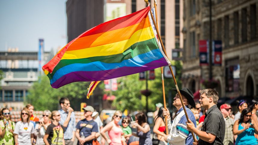 Pride Milano mani legate davanti alla tutela delle persone LGBTQ+