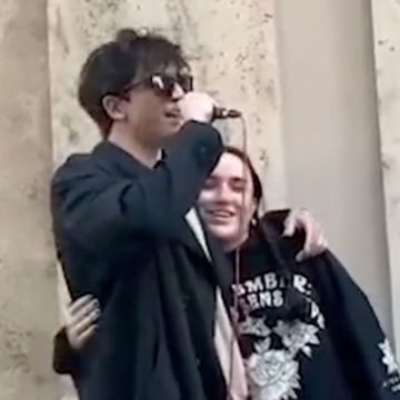 Tananai con un'artista di strada