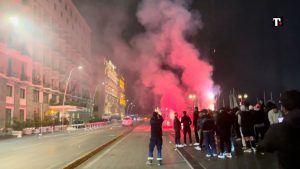 La vergognosa (e inutile) caciara dei tifosi napoletani sotto l'albergo del Milan