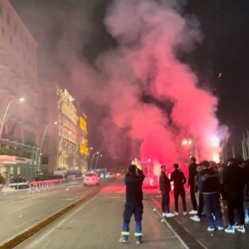 La vergognosa (e inutile) caciara dei tifosi napoletani sotto l'albergo del Milan