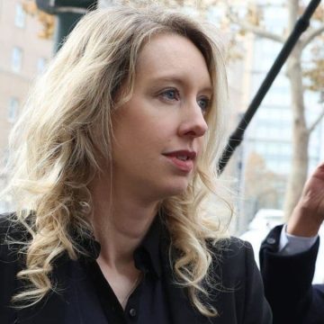 Elizabeth Holmes va in carcere: storia della startupper che ha truffato gli USA