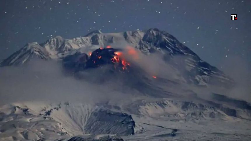 Eruzione del vulcano Shiveluch, grande nube di fumo in Kamchatka