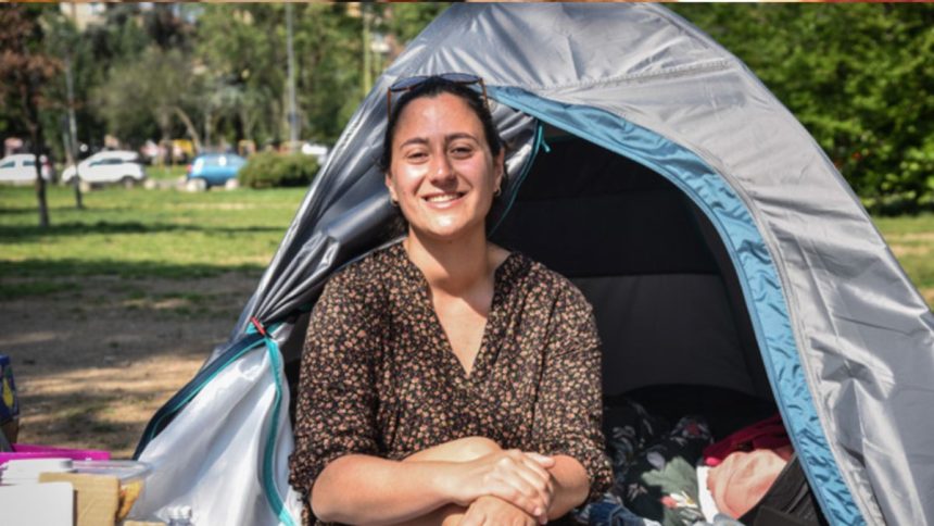 Milano, Ilaria protesta in tenda