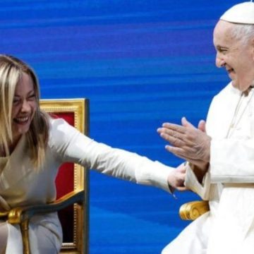 Giorgia Meloni e il papa, l’ironia del web: “Sono vestiti uguale…”