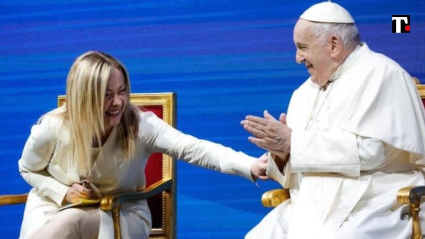 Giorgia Meloni e il papa, l’ironia del web: “Sono vestiti uguale…”