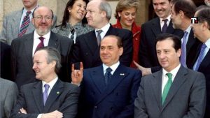Corna, gaffe e mediazioni: la politica estera di Berlusconi