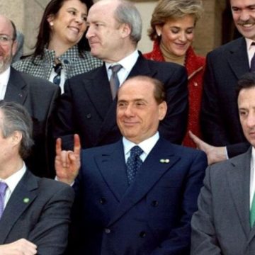 Corna, gaffe e mediazioni: la politica estera di Berlusconi