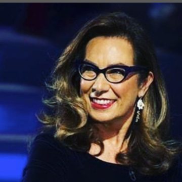 Chi è Cesara Buonamici, volto del TG5: marito, matrimonio, GF Vip, malattia all’occhio