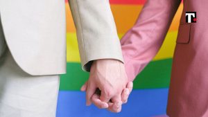 Omofobia cesena educatore sospeso