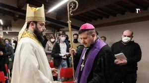 Il vescovo gay: “Dio non discrimina per l’orientamento sessuale”