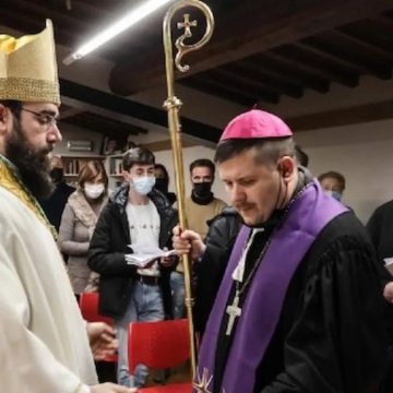 Il vescovo gay: “Dio non discrimina per l’orientamento sessuale”