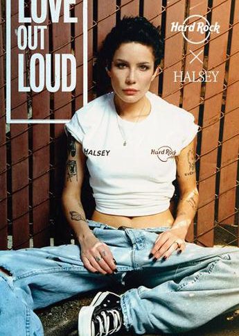 Hard Rock Cafe® per tutto il mese di giugno supporta la comunità LGBTQIA+ con una nuova linea di merchandise che richiama i colori del Pride e una collezione di t-shirt disegnata dall’artista queer statunitense HALSEY
