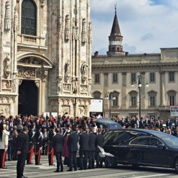 POV – Silvio c’era. Cronaca di un funerale che è gia storia
