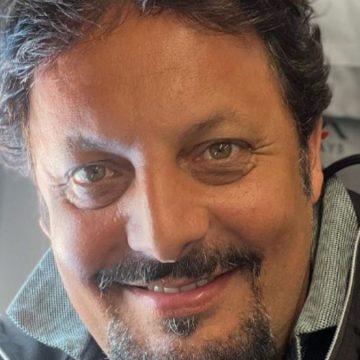Enrico Brignano, è polemica per l’insulto a Mario Forte: “Pattume”