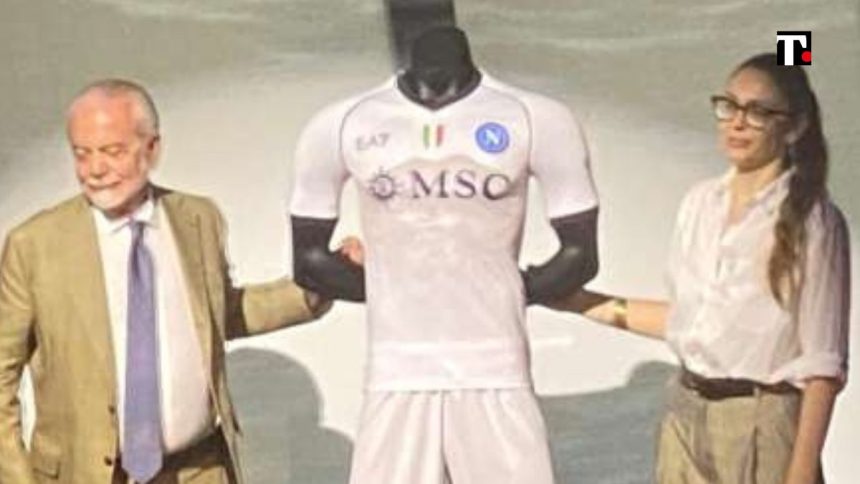 Napoli, lo Scudetto sulla maglia Away spunta dal Vesuvio: che risposta ai cori razzisti