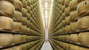 Chi è l'uomo travolto da forme di Grana Padano