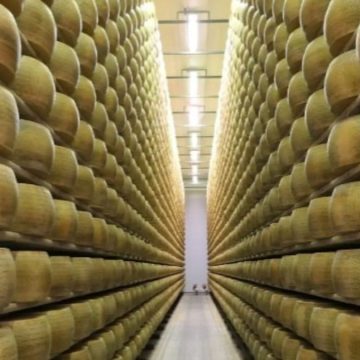 Chi è l'uomo travolto da forme di Grana Padano