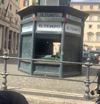 example-1448 Roma, l'edicola del potere diventa telematica, a piazza Colonna deputati in fila e premier habituè