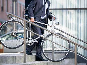 7 italiani su 10 hanno bici o monopattino, solo 26% li usa spesso