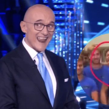 Grande Fratello, svolta casta: ma il tizio che simula una fellatio è il vero eroe della prima puntata