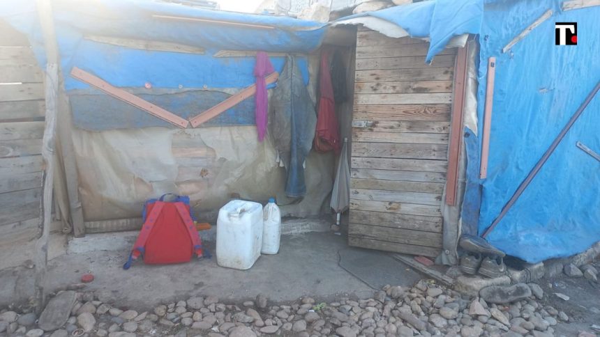 Nel “ghetto dei ghanesi” in Puglia, dove anche l’acqua è un diritto negato