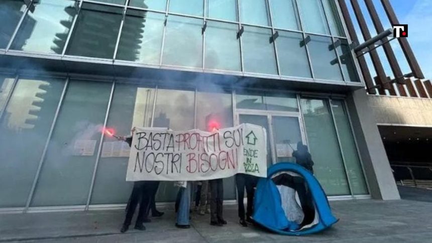 Studenti in tenda su Coima: "Privati speculano se l'università glielo permette"