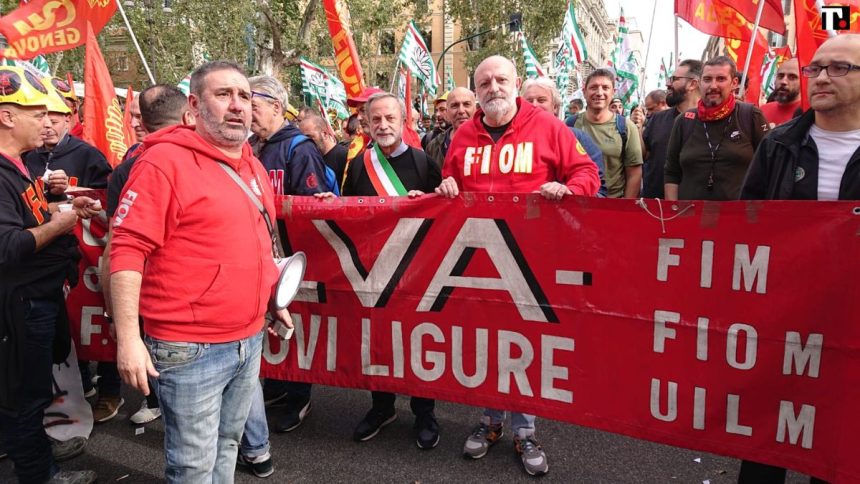 Sciopero ex Ilva, bloccata l’autostrada Roma-Napoli: “Sicurezza e futuro”