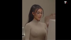 Kim Kardashian, il reggiseno coi capezzoli